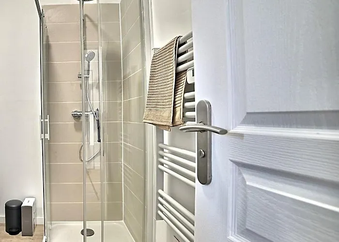 Le Petit Vauban - And Center *